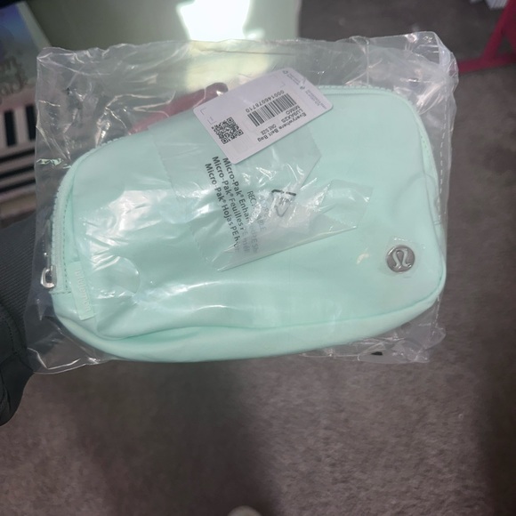 Sold out limited edition Mint moment lululemon belt bag - Picture 8 of 9
